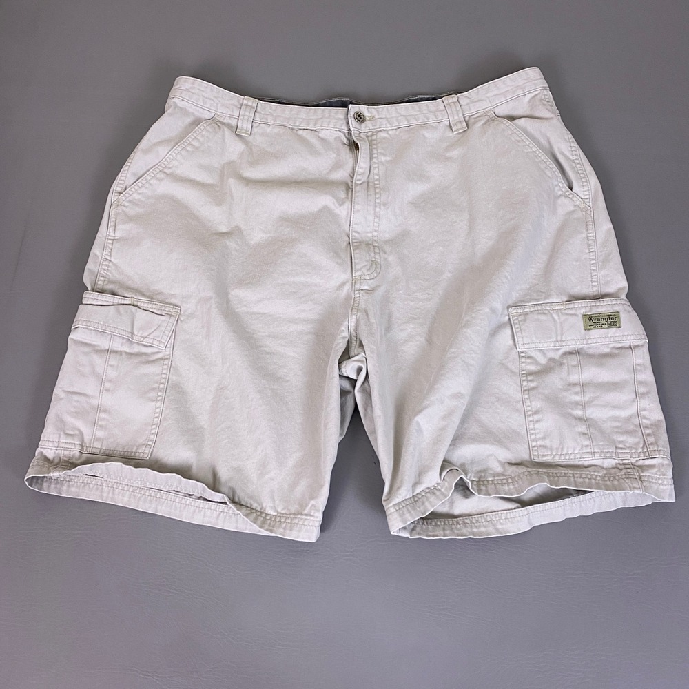 Wrangler Hero Cargo Shorts Men's Size‎ 42 Khaki Cotton Tan Relaxed Fit *Flaw